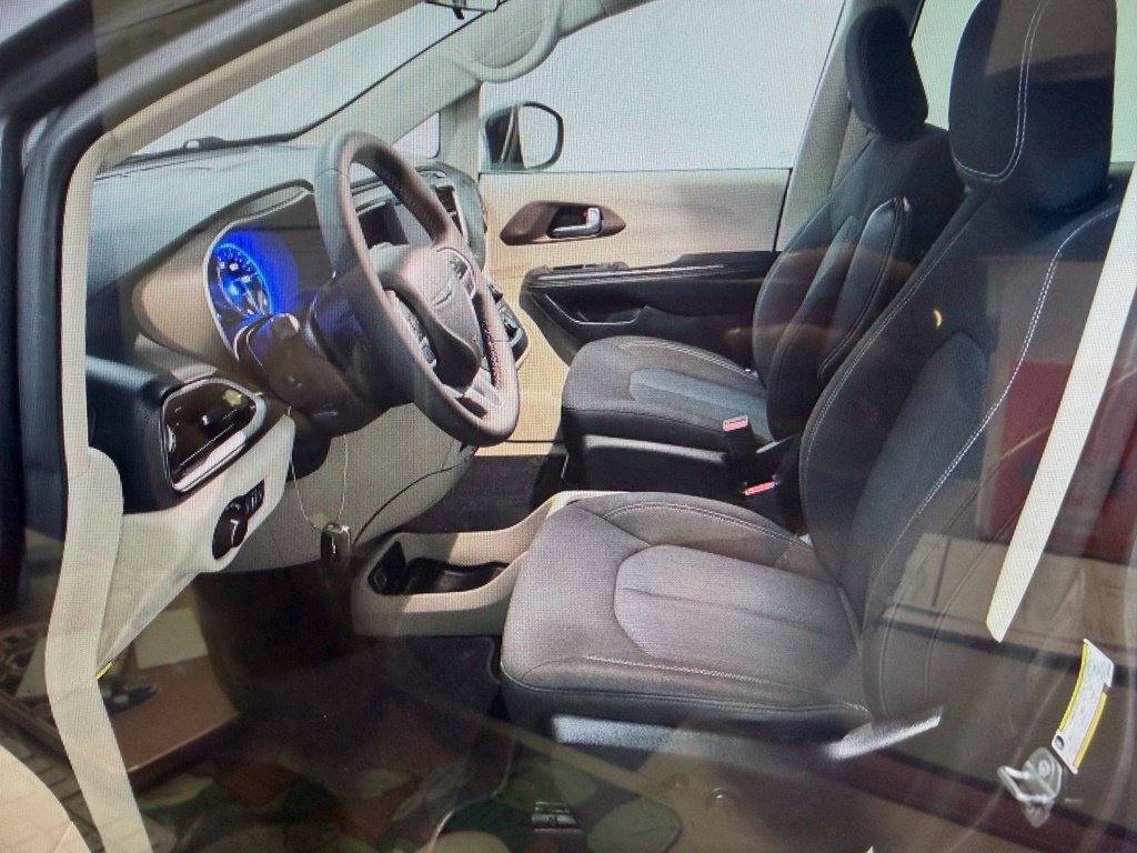 Used 2022 Chrysler Voyager LX FWD image 7
