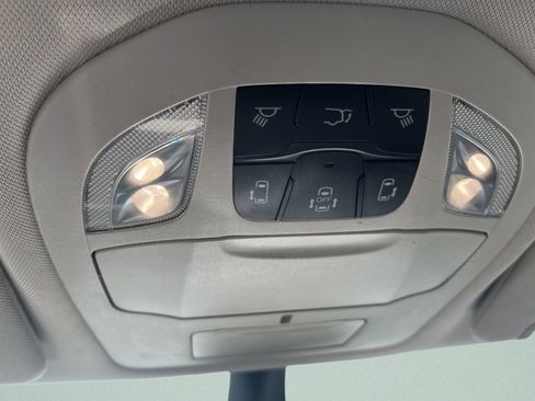 Used 2023 Chrysler Pacifica Touring-L FWD image 21