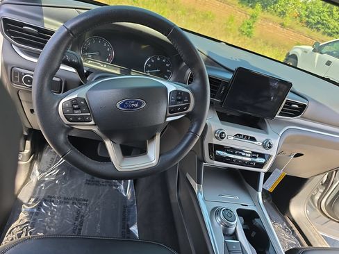 Used 2024 Ford Explorer XLT w/ Equipment Group 202A AWD/4WD image 18