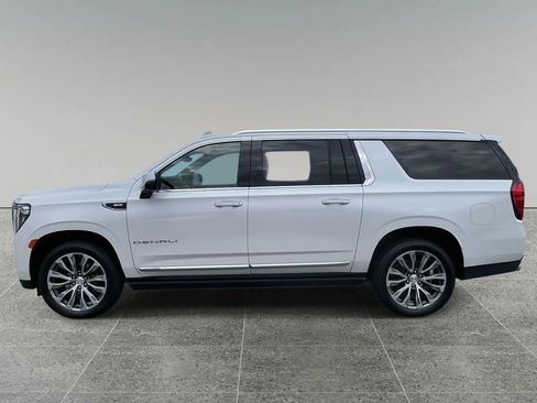 Used 2021 GMC Yukon XL Denali w/ Denali Premium Package image 2