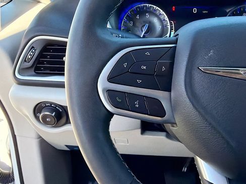 Used 2024 Chrysler Pacifica Touring-L image 36