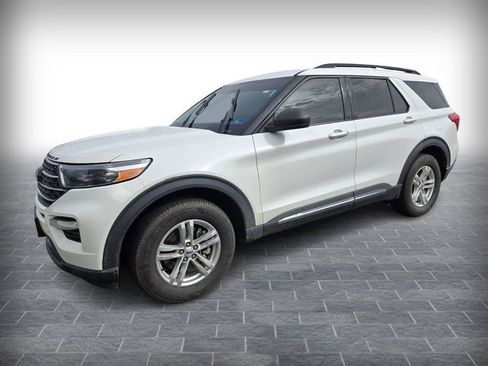 Used 2022 Ford Explorer XLT image 3