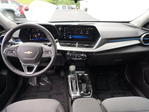 Certified 2025 Chevrolet Trax LT w/ LT Convenience Package FWD image 25