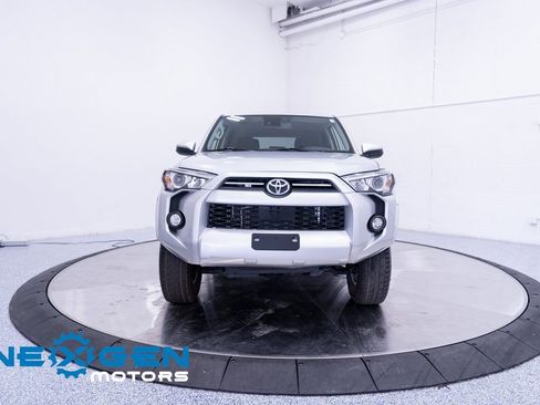Used 2020 Toyota 4Runner SR5 AWD/4WD image 4