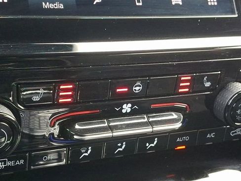 Used 2023 Jeep Grand Cherokee Altitude image 23