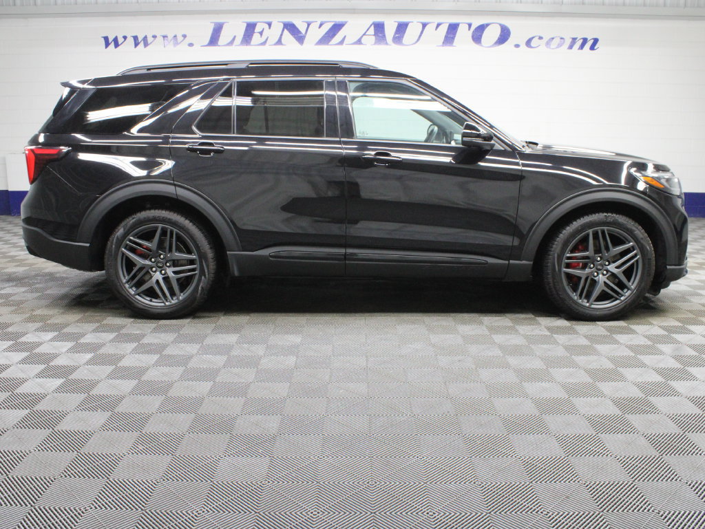 Used 2025 Ford Explorer ST AWD/4WD image 2