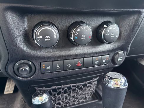 Used 2016 Jeep Wrangler Unlimited Rubicon AWD/4WD image 3