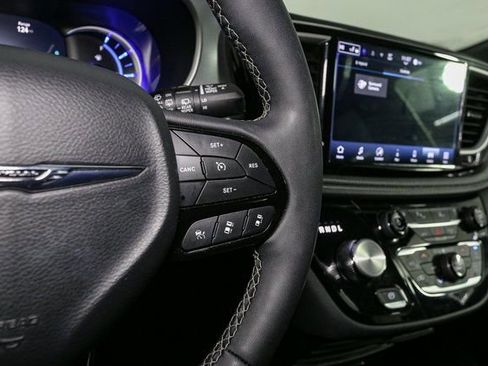 Used 2024 Chrysler Pacifica Select image 33