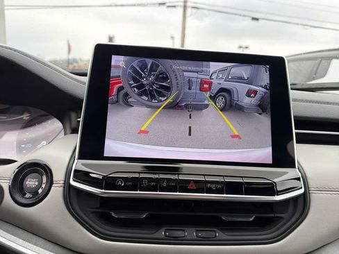 Used 2025 Jeep Compass Limited image 27