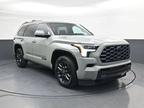 Used 2025 Toyota Sequoia Platinum AWD/4WD image 2