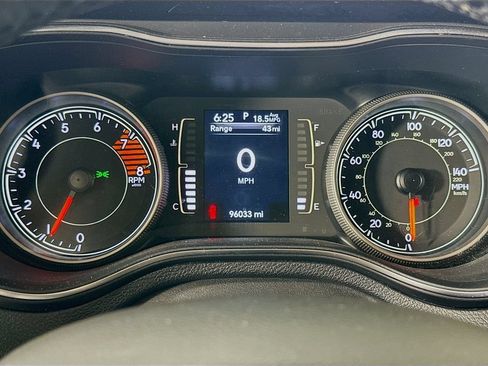 Used 2019 Jeep Cherokee Latitude Plus w/ Comfort/Convenience Group AWD/4WD image 12