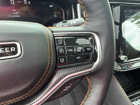 Used 2025 Jeep Grand Wagoneer Series III w/ Rear Seat Video Group 1 AWD/4WD image 33