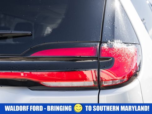 Used 2023 Chrysler Pacifica Limited image 8