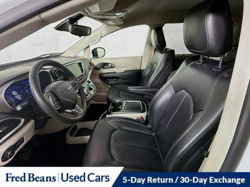 Used 2023 Chrysler Pacifica Touring-L FWD image 27