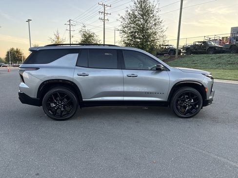 Used 2026 Chevrolet Traverse RS w/ LPO, Floor Liner Package FWD image 10
