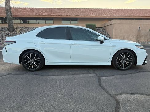 Used 2021 Toyota Camry SE image 2