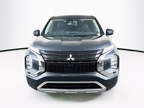 Used 2024 Mitsubishi Outlander SE image 2