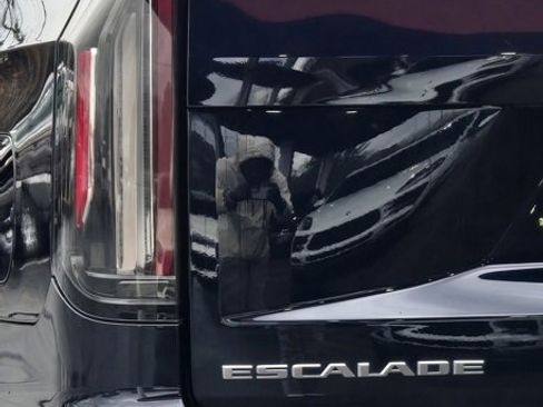 Used 2021 Cadillac Escalade Premium Luxury image 10