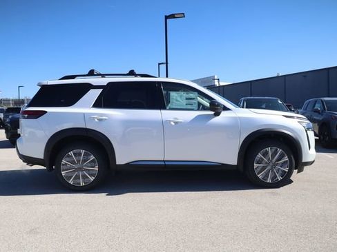 New 2026 Nissan Pathfinder Platinum image 3
