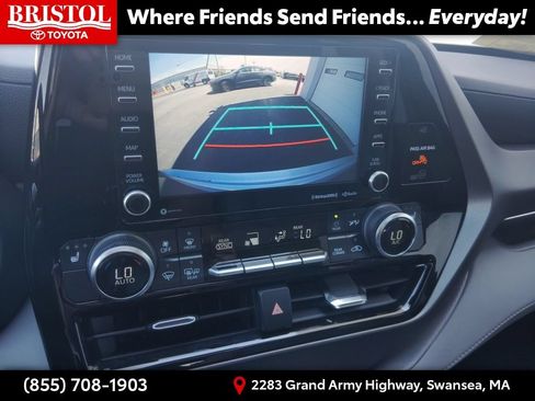 Used 2022 Toyota Highlander XLE AWD/4WD image 25