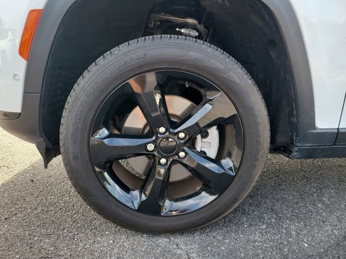 Used 2025 Jeep Grand Cherokee L Limited w/ Luxury Tech Group II RWD image 9