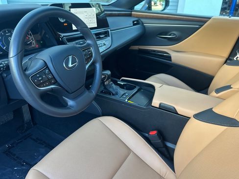Used 2025 Lexus ES 300h w/ Premium Package image 4