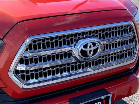 Used 2017 Toyota Tacoma TRD Sport w/ Premium & Technology Package image 30