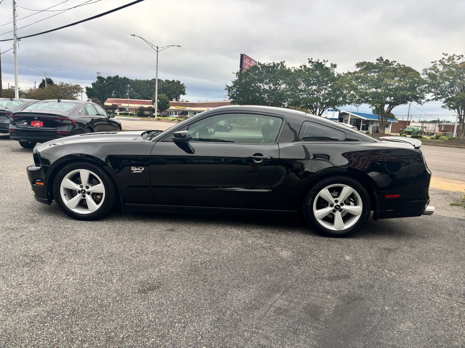 Used 2013 Ford Mustang GT RWD image 6