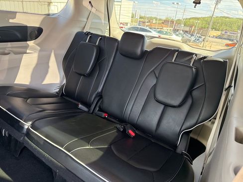 Used 2024 Chrysler Pacifica Limited image 11