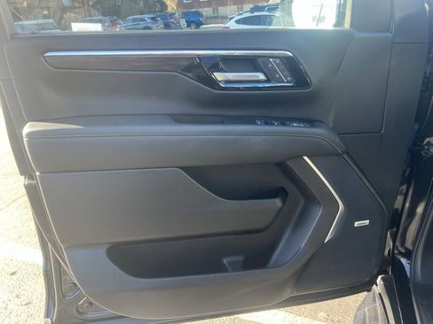 Used 2025 Chevrolet Suburban Premier image 12