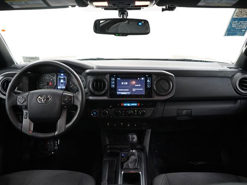 Used 2017 Toyota Tacoma TRD Off-Road w/ Premium & Technology Package AWD/4WD image 13