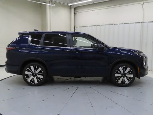 Used 2025 Mitsubishi Outlander SE FWD image 2