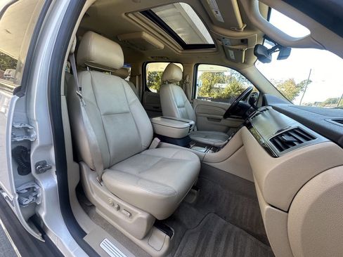 Used 2010 Cadillac Escalade ESV Luxury image 11
