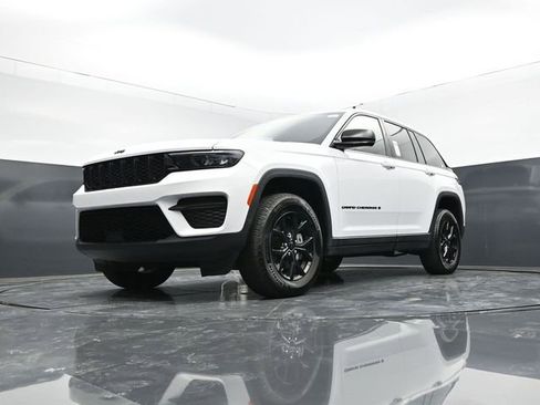 Used 2025 Jeep Grand Cherokee Altitude AWD/4WD image 49