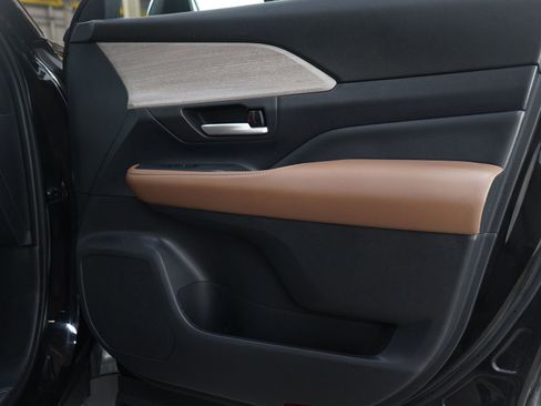 Used 2026 Toyota Grand Highlander Platinum image 9