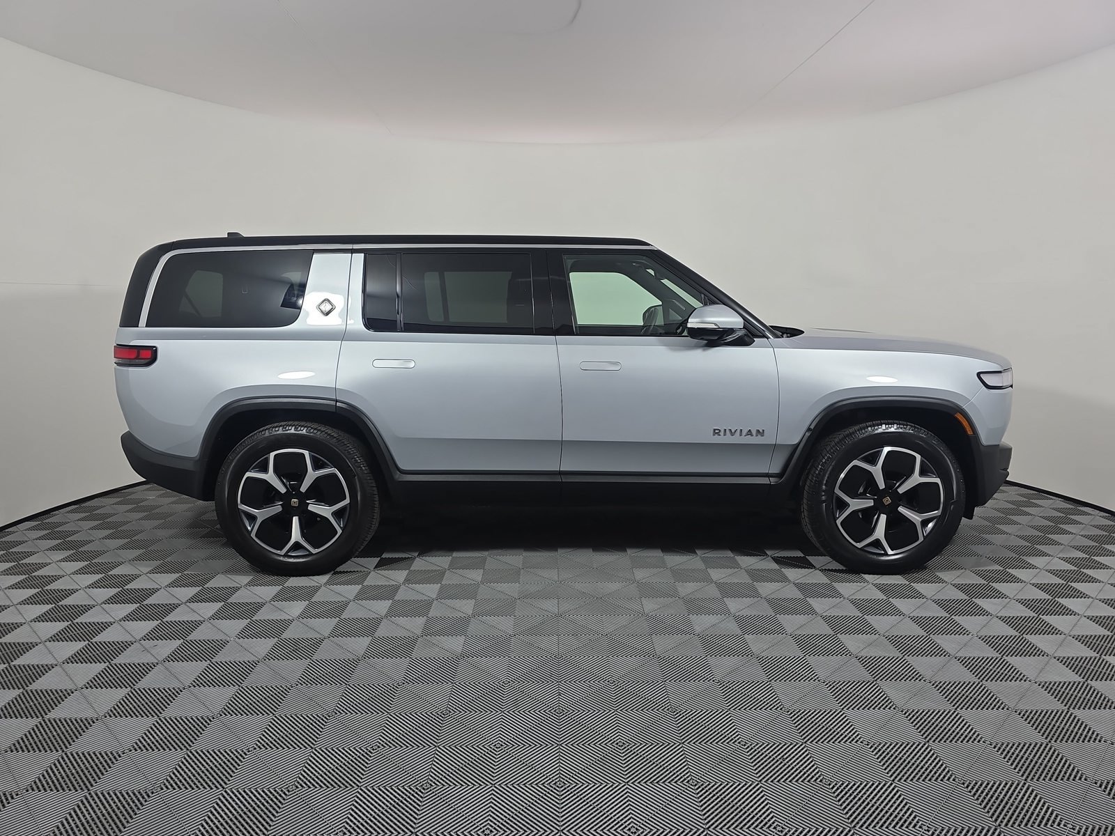 Used 2024 Rivian R1S Adventure Dual AWD/4WD image 6