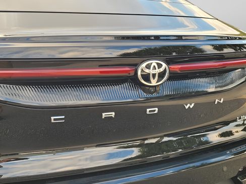 Used 2023 Toyota Crown Limited image 10