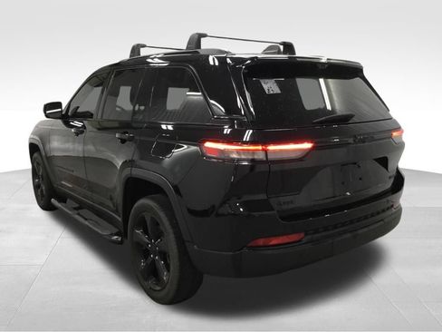 Used 2023 Jeep Grand Cherokee Limited w/ Luxury Tech Group II AWD/4WD image 15