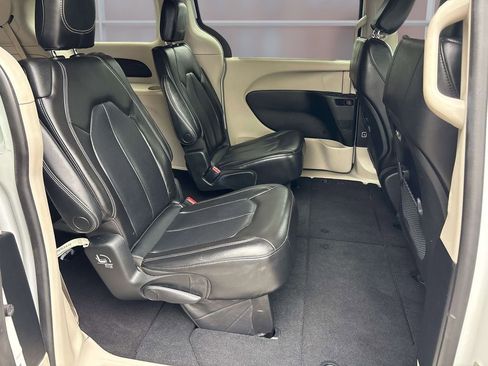 Used 2023 Chrysler Pacifica Touring-L FWD image 21