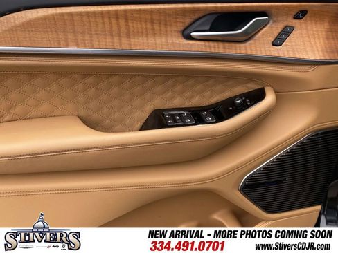 Used 2023 Jeep Grand Cherokee Summit AWD/4WD image 19