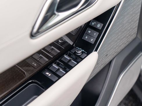 Used 2018 Land Rover Range Rover Velar image 12