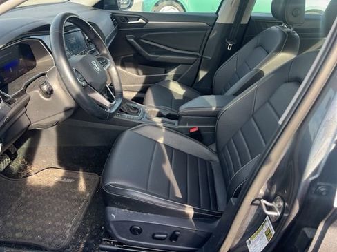 Used 2022 Volkswagen Jetta SE w/ Panoramic Sunroof Package image 9