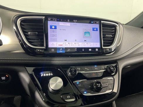 Used 2022 Chrysler Pacifica Limited w/ Uconnect Theater Family Group image 22