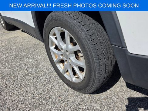 Used 2017 Jeep Cherokee Latitude w/ Safety/Convenience Group FWD image 7