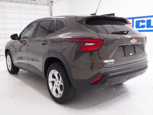 Used 2024 Chevrolet Trax LS w/ LS Convenience Package FWD image 9