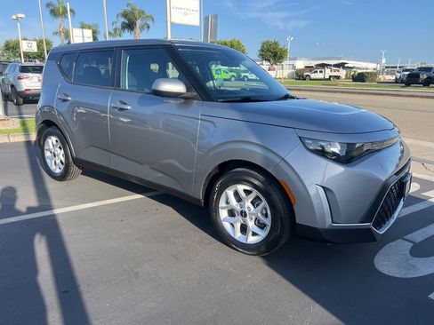 Used 2025 Kia Soul LX w/ LX Technology Package FWD image 9