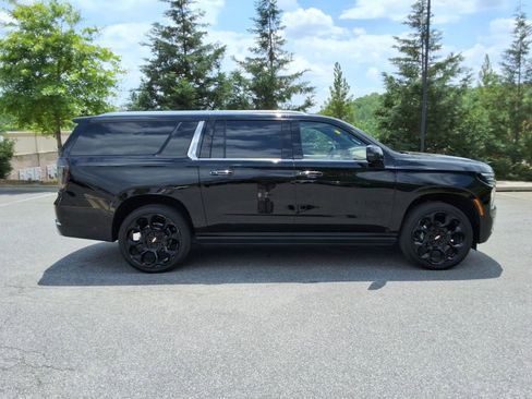 Certified 2025 Chevrolet Suburban High Country AWD/4WD image 4