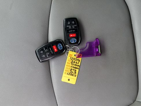 Used 2023 Toyota Sienna XLE FWD image 62
