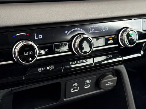 Certified 2025 Honda Pilot Touring image 17