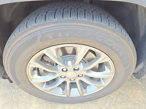 Used 2019 Jeep Cherokee Latitude Plus w/ Comfort/Convenience Group FWD image 2